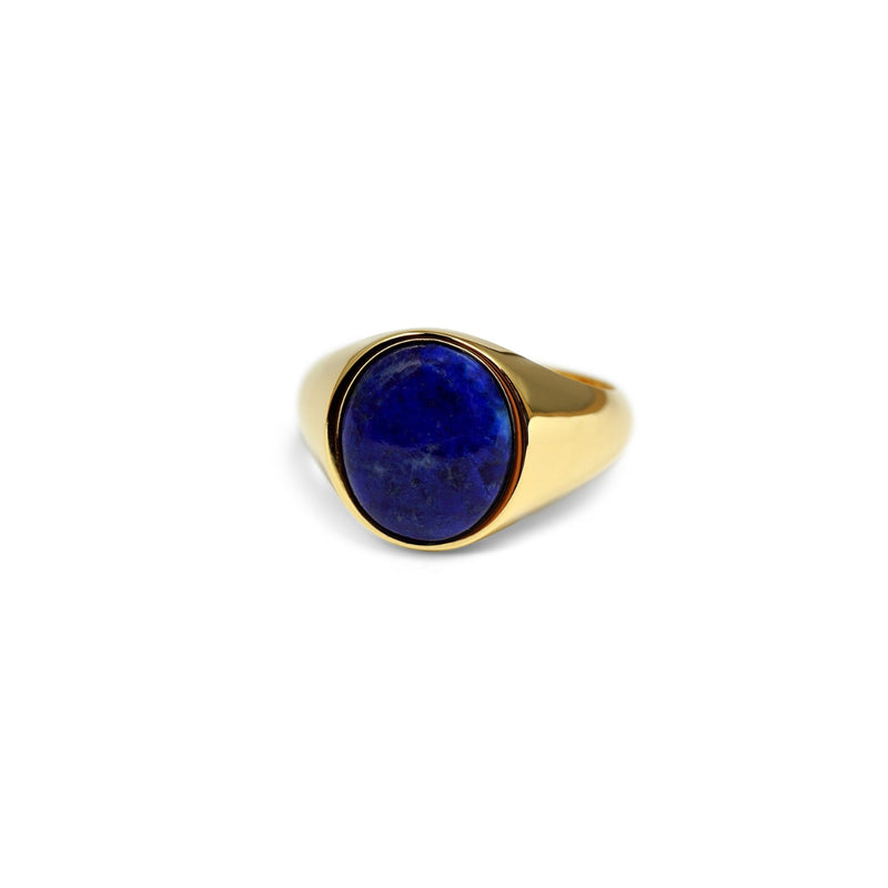 Eleganter ovaler Lapislazuli Siegelring aus 18k vergoldetem 925 Sterling Silber mit tiefblauem poliertem Naturstein dessen lebendige Maserung edle Tiefe erzeugt und ein hochwertiges stilvolles Accessoire entsteht das Maennern maskuline elegante Ausstrahlung verleiht Sprezzi Fashion