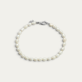 Perlas de agua naturales con una superficie suave forman una elegante Pulsera de perlas y combinan formas orgánicas con una estética moderna y minimalista para lograr un look elegante y contemporáneo Sprezzi Fashion
