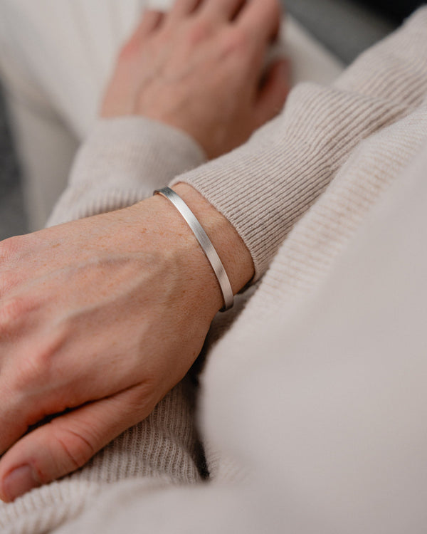 Der Armreif bringt getragen moderne Leichtigkeit und feine Textur zur Geltung Sprezzi Fashion