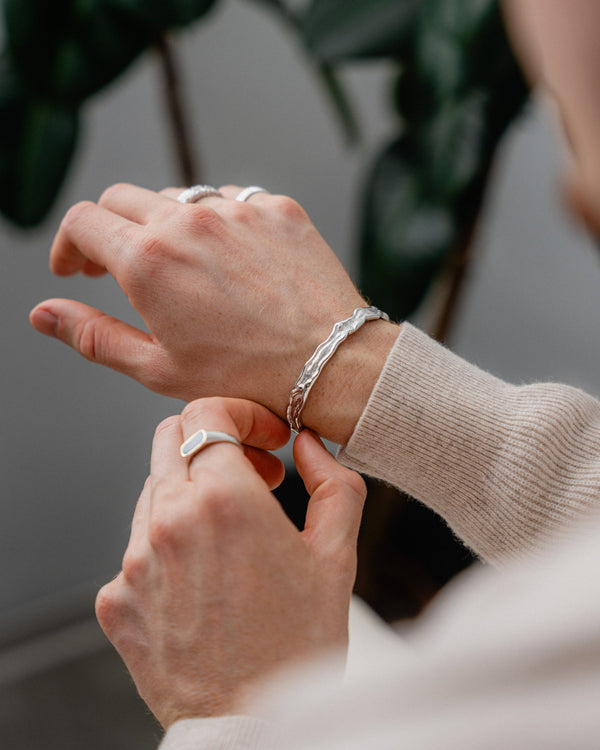 Die Aufnahme betont wie die strukturierte Raw Oberflaeche getragen modernen technischen Stil erzeugt und gleichzeitig elegante maskuline Zurueckhaltung vermittelt Sprezzi Fashion