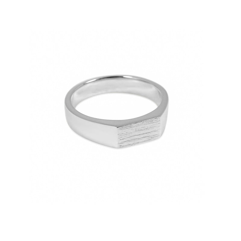 Die duenne minimalistische Form dieses handgefertigten 925 Sterling Silber Rings wird durch eine fein gearbeitete Raw Gravur betont die massive solide Bauweise sorgt fuer langlebige hochwertige Qualitaet und verleiht dem modernen Herrenaccessoire eine elegante maskuline Wirkung Sprezzi Fashion