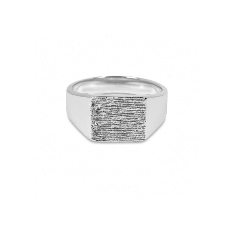 Eine kunstvoll gearbeitete Raw Gravur hebt sich kraftvoll von der glaenzenden Oberflaeche dieses 925 Sterling Silber Rings ab die solide massive Struktur bietet langlebige hochwertige Qualitaet und verleiht dem Accessoire eine moderne maskuline Ausdruckskraft Sprezzi Fashion