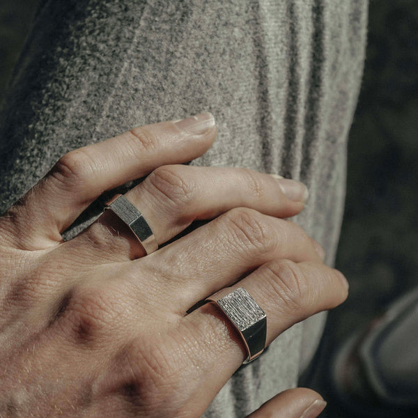 Ring-Set aus zwei minimalistischen Silberringen im Raw Stil fuer Herren, handgefertigt aus 925 Sterling Silber, inklusive Thin und Standard Groesse Sprezzi Fashion