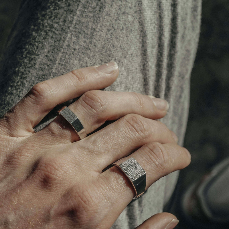 Ring-Set aus zwei minimalistischen Silberringen im Raw Stil fuer Herren, handgefertigt aus 925 Sterling Silber, inklusive Thin und Standard Groesse Sprezzi Fashion
