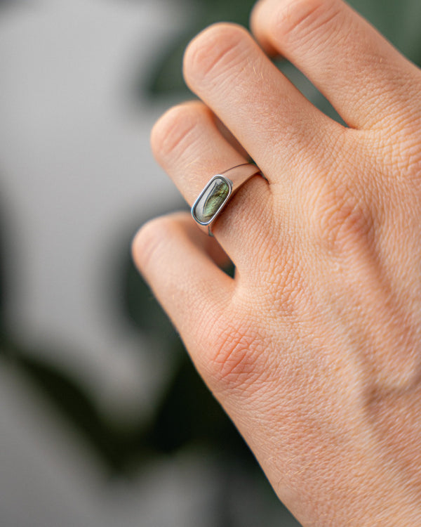 Am Finger wirkt der schmale Ring edel und modern und betont eine ruhige klare Ausstrahlung mit natuerlicher Steinwirkung Sprezzi Fashion