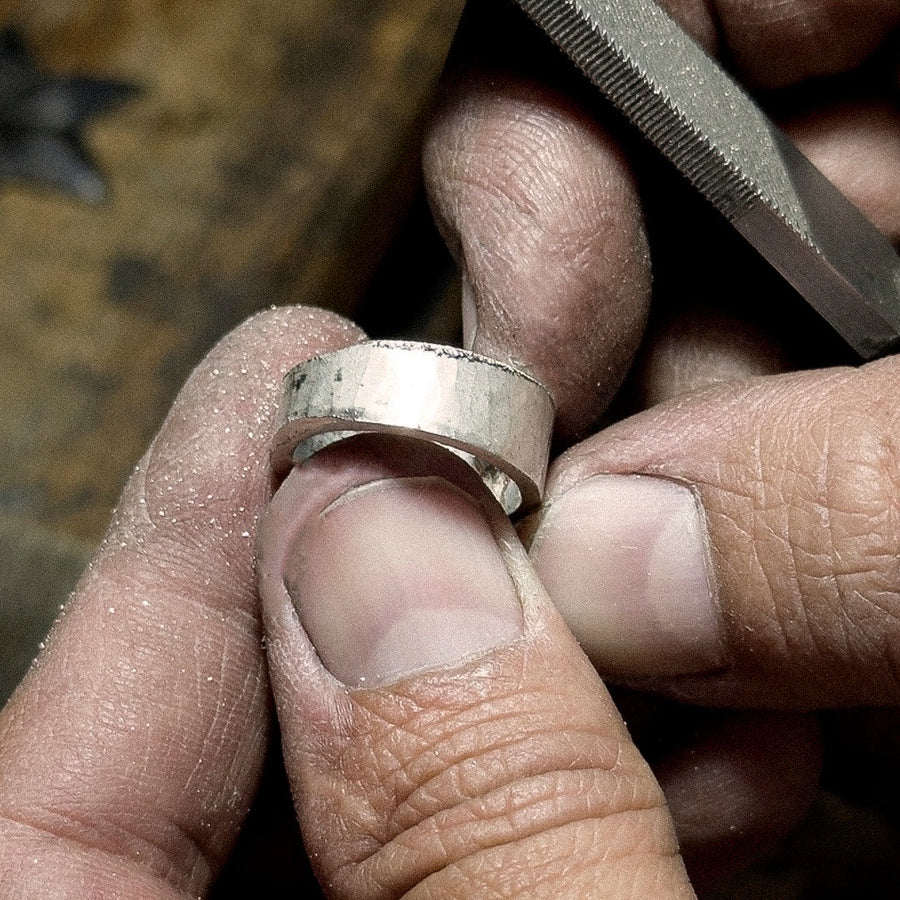 Fertigung von Schmuck Feinheiten Details Handgemacht feilen