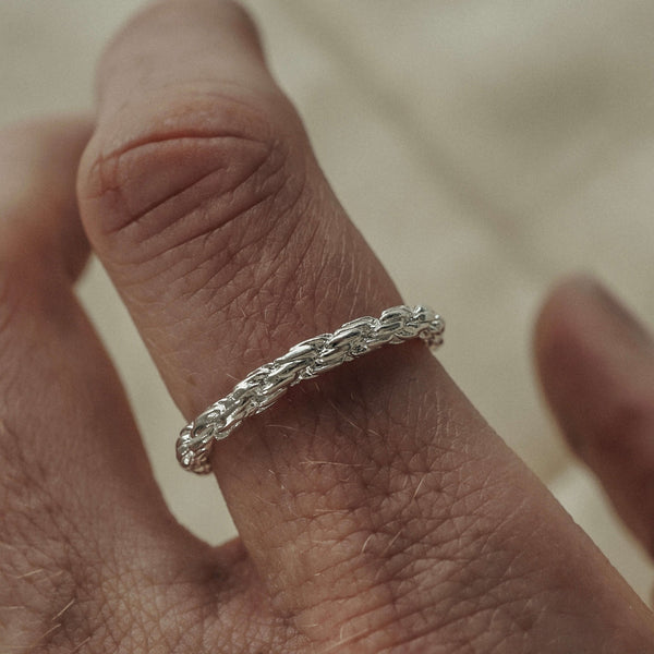 Schmaler Herrenring aus 925 Sterling Silber im Seil Design wird am Finger getragen und zeigt fein gedrehte Struktur mit modernem elegantem Look Sprezzi Fashion
