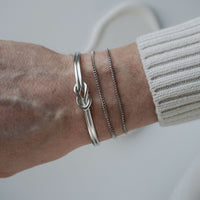 Set aus drei silbernen Armbaendern gefertigt aus 925 Sterling Silber mit elegantem Design und luxuriösem Glanz Sprezzi Fashion