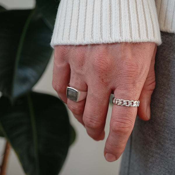 Elegantes Set aus zwei Silberringen mit Lavrikite Stein modernes minimalistisches Design handgefertigt aus 925 Sterling Silber Sprezzi Fashion