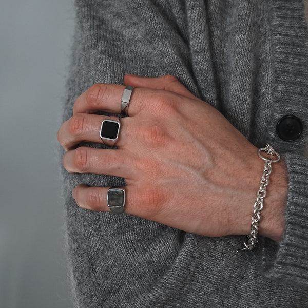 Herren Set aus drei Silber Ringen mit Edelstein oder Gravur und Silber Rolo Armband handgefertigt robust stilvoll für Alltag und besondere Anlässe Sprezzi Fashion