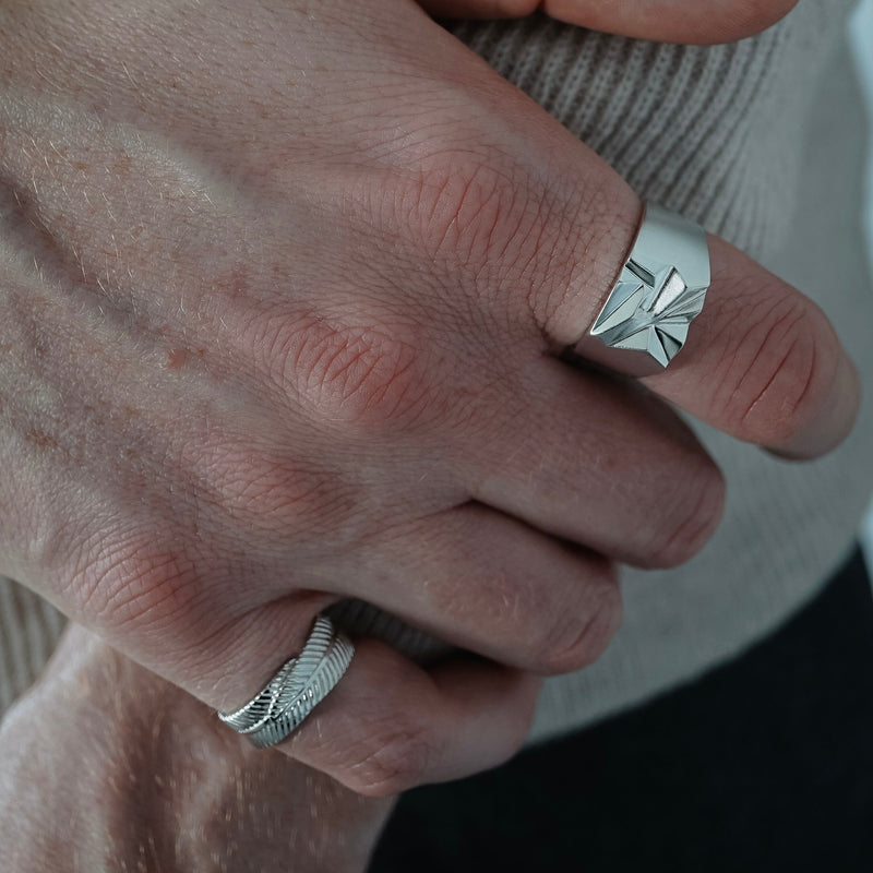 Elegantes Set aus zwei silbernen Ringen Notch und Feder aus 925 Sterling Silber hochwertig handgefertigt Sprezzi Fashion