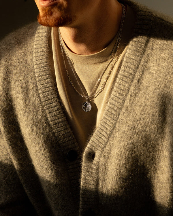 Shop the Look Halsketten Set aus 925 Sterling Silber mit Peace Anhaenger und klassischer Figaro Kette getragen in Kombination fuer einen bewussten Herren Look mit starker Symbolik zeitloser Formensprache und ruhiger Ausstrahlung Sprezzi Fashion