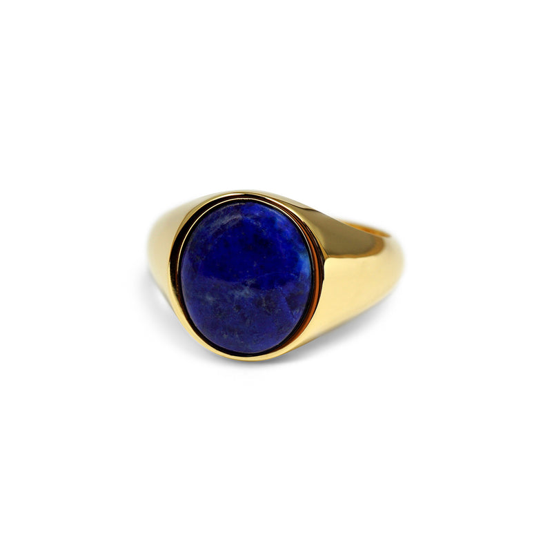 Der vergoldete Siegelring verbindet warm glaenzende Goldtoene mit einem ovalen Lapislazuli Stein in tiefem Blau wodurch moderne Eleganz und klassische Form sichtbar werden und ein hochwertiger maennlicher Akzent mit klarer Praesenz entsteht Sprezzi Fashion