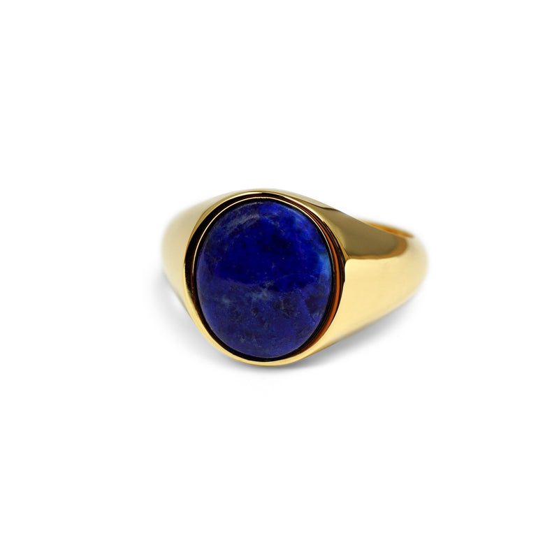 Ein ovaler Lapislazuli Naturstein bildet das edle Zentrum dieses 18k vergoldeten 925 Sterling Silber Siegelrings dessen warme Goldtoene und klare Linien eine elegante maskuline Ausstrahlung erzeugen die massive Verarbeitung sorgt fuer langlebige Qualitaet Sprezzi Fashion