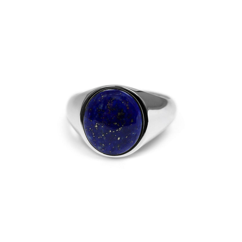 Der ovale Lapislazuli Stein in tiefem Blau sitzt in einer polierten massiven Silberfassung die klare traditionelle Form und moderne Eleganz verbindet wodurch der Ring zeitlose maennliche Praesenz und hochwertige Verarbeitung sichtbar macht Sprezzi Fashion