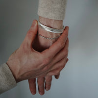 Herren Silber Armreif mit Feder Design und passendes Toggle Armband handgefertigt stilvoll robust minimalistisch für Alltag und besondere Anlässe Sprezzi Fashion