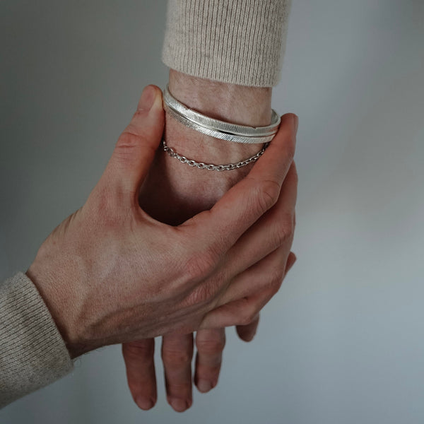 Herren Silber Armreif mit Feder Design und passendes Toggle Armband handgefertigt stilvoll robust minimalistisch für Alltag und besondere Anlässe Sprezzi Fashion