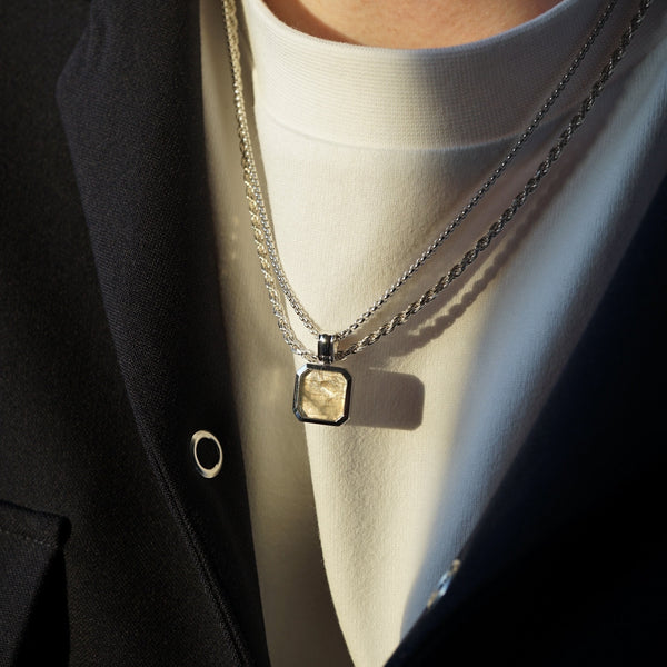 Stilvolles Herren Silber Halsketten Set mit zwei Ketten eine mit quadratischem Larvikite Stein Anhänger getragen über weißem Hemd und dunklem Sakko hochwertig Sprezzi Fashion