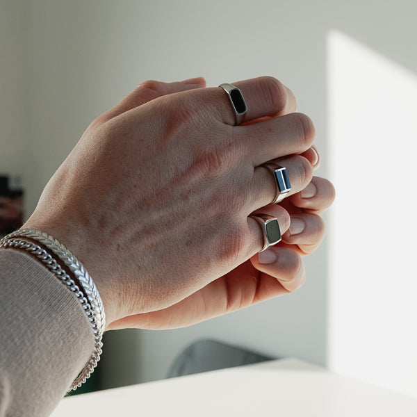 Herren Siegelringe Set aus Silber mit schwarzem Onyx Stein robust elegant minimalistisch vielseitig kombinierbar für moderne Looks Sprezzi Fashion