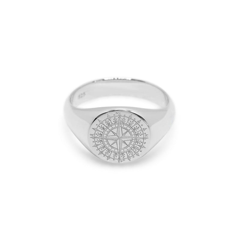 Der Kompassring aus massivem 925 Silber zeigt eine fein gearbeitete runde Oberflaeche mit praeziser Kompassrose die modernes klares Design und traditionelle maritime Symbolik verbindet und dadurch elegante maennliche Praesenz sowie hochwertige Verarbeitung vermittelt Sprezzi Fashion