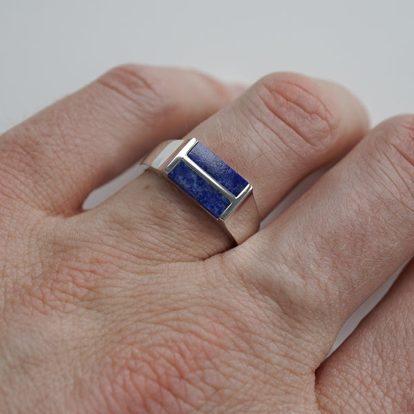 14-karaat gouden zegelring massief met lapis lagensteen 1.87 crt 14-karaat gouden zegelring massief met lapis lagensteen 1.87 crt