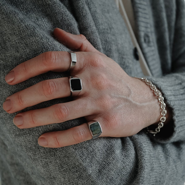 Set aus drei Silber Ringen mit Edelstein oder Gravur und Silber Armband für Männer robust handgefertigt minimalistisch stilvoll Sprezzi Fashion