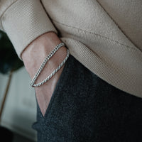 Set aus Zopf und Curb Silberarmbändern für Männer minimalistisch robust handgefertigt stilvoll vielseitig kombinierbar Sprezzi Fashion