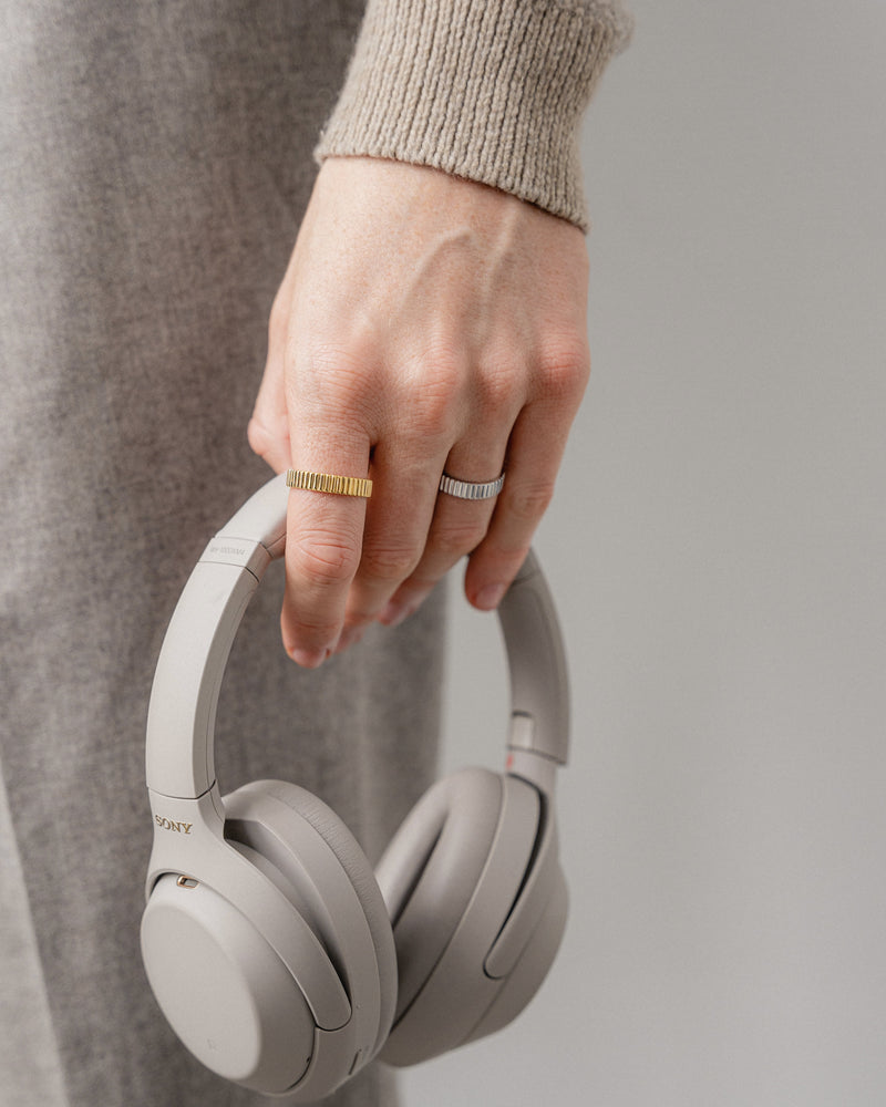 Am Finger entstehen durch Silber und Gold zusammen ein dezenter zweifarbiger Effekt und eine elegante moderne Praesenz Sprezzi Fashion