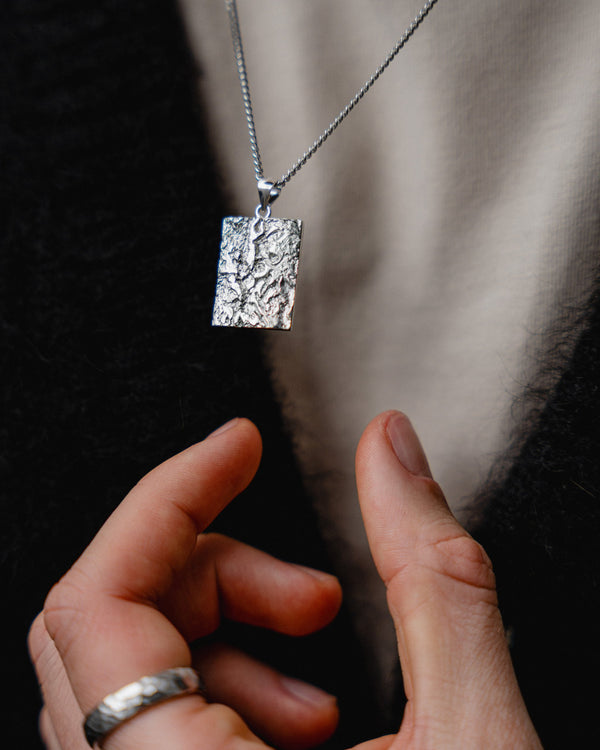 Die meteoritenartige Modellierung verleiht dem rhodinierten 925 Silber Anhaenger moderne Tiefe und praezise geformte Kanten die technisch inspiriertes Design zeigen Sprezzi Fashion