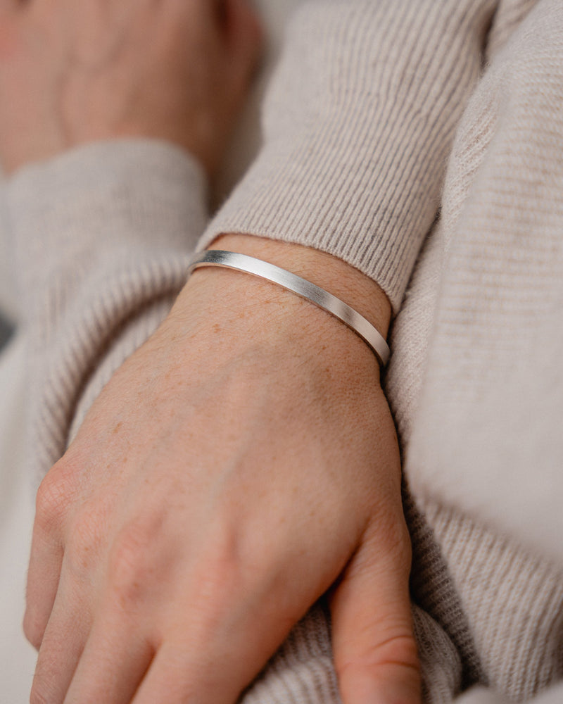 Getragen wirkt der schmale Armreif elegant und zeigt leichte strukturierte Tiefe Sprezzi Fashion