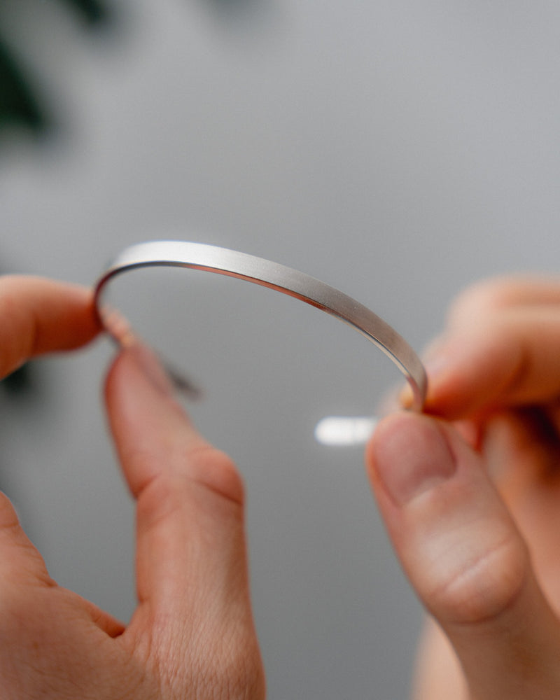 Die leicht modellierte Raw Textur des Silbers erzeugt eine elegante moderne Wirkung im Nahbereich Sprezzi Fashion