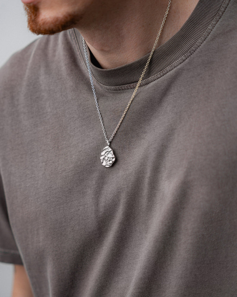 Die futuristische meteoritenartige Struktur zeigt getragen deutliche Tiefe und modernen maskulinen Ausdruck der sich vielseitig kombinieren laesst Sprezzi Fashion