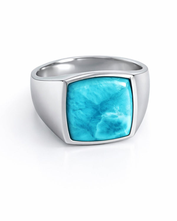 Silberner Herren Siegelring aus 925 Sterling Silber mit aquatisch blauem Larimar Stein zeigt fein polierte massive Verarbeitung und modernes minimalistisches Design Der eckige Naturstein unterstreicht die exklusive Handwerkskunst von Sprezzi Fashion