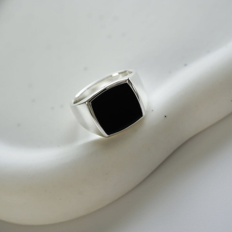Hochwertiger silberner Herrenring mit von Hand eingesetztem Onyx Stein, robust und wasserfest Sprezzi Fashion