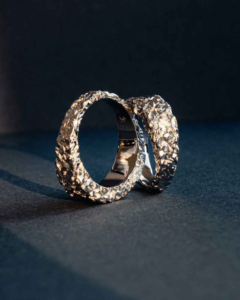 Die detaillierte Textur zeigt die meteoriteninspirierte modellierte Silberoberflaeche mit markanter Tiefe und moderner Struktur Sprezzi Fashion