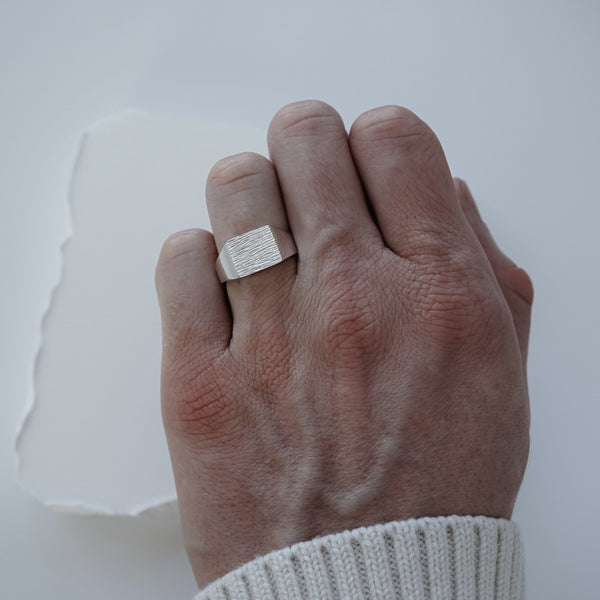 Handgemachter Silberring mit einzigartiger Raw Gravur für Herren Sprezzi Fashion