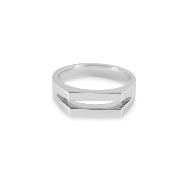 Silberne Klarheit und eine kunstvolle Split Form praegen diesen handgefertigten 925 Sterling Silber Ring dessen eckige Struktur eine moderne maskuline Wirkung erzeugt die stabile massive Fertigung garantiert langlebige Qualitaet mit stilvoller Eleganz Sprezzi Fashion
