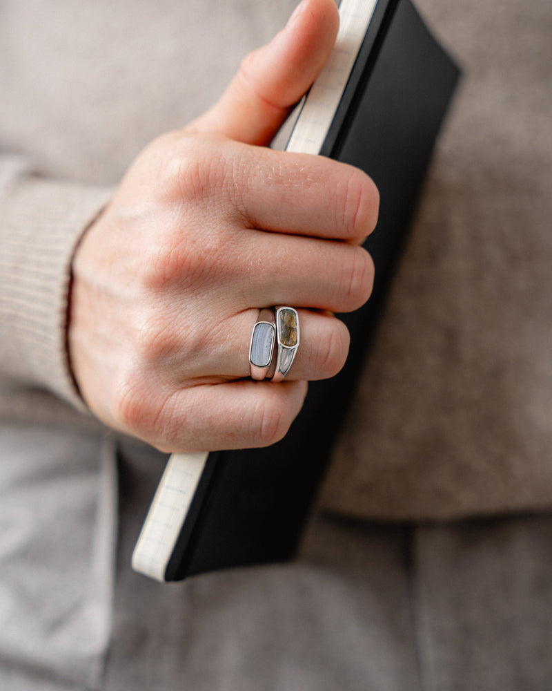 Die Kombination der beiden Ringe am Finger setzt ein dezentes aber ausdrucksstarkes Statement durch den Mix aus dunklem und hellem Naturstein Sprezzi Fashion