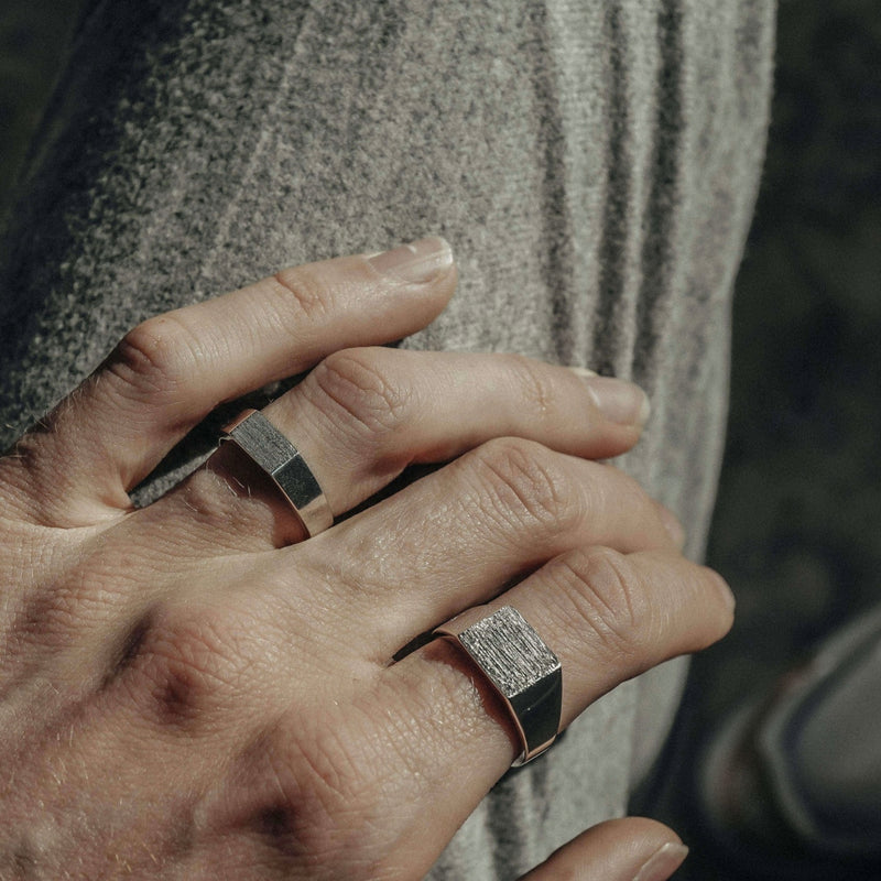 Die beiden Silberringe Raw und Raw Thin werden zusammen am Finger getragen und zeigen ihre handmodellierten Strukturen die einen modernen reduzierten Herrenlook mit markanter Oberflaeche formen Sprezzi Fashion