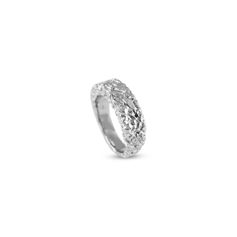 Dieser Bandring besitzt eine dynamische futuristische Struktur aus massivem 925 Sterling Silber mit handgefertigten Unebenheiten die an Meteoritengestein erinnern und einen kraftvollen modernen Ausdruck schaffen der deutlich aus gewoehnlichem Schmuck heraussticht Sprezzi Fashion