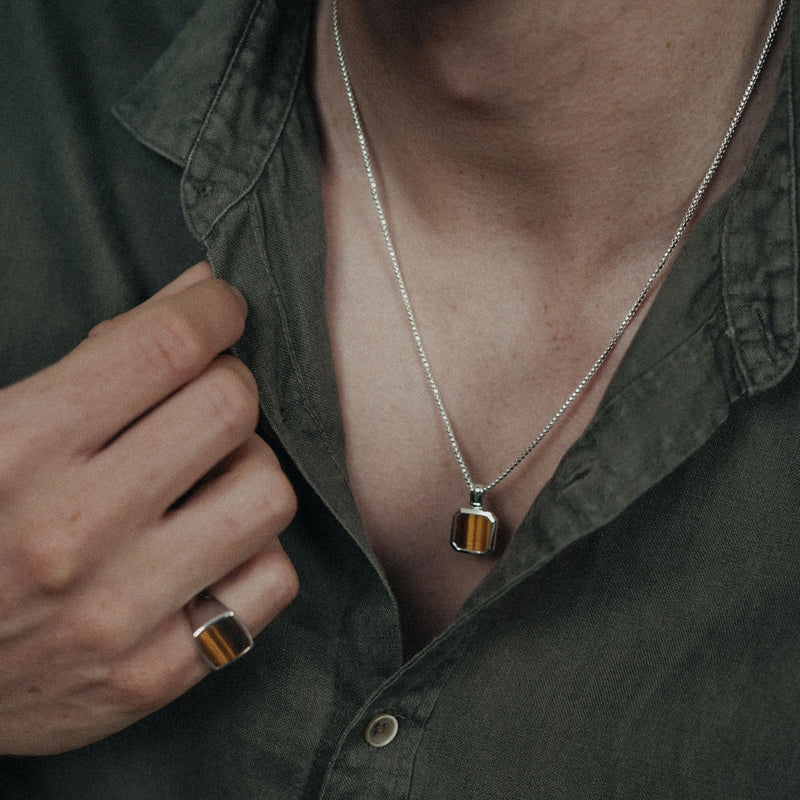 Der Siegelring aus Silber mit braunem Tigerauge Stein und die passende Tigerauge Halskette werden gemeinsam getragen und zeigen einen warmen kraftvollen Look bei dem Steinfarbe und Silber glaenzen und ein harmonisches Set bilden Sprezzi Fashion