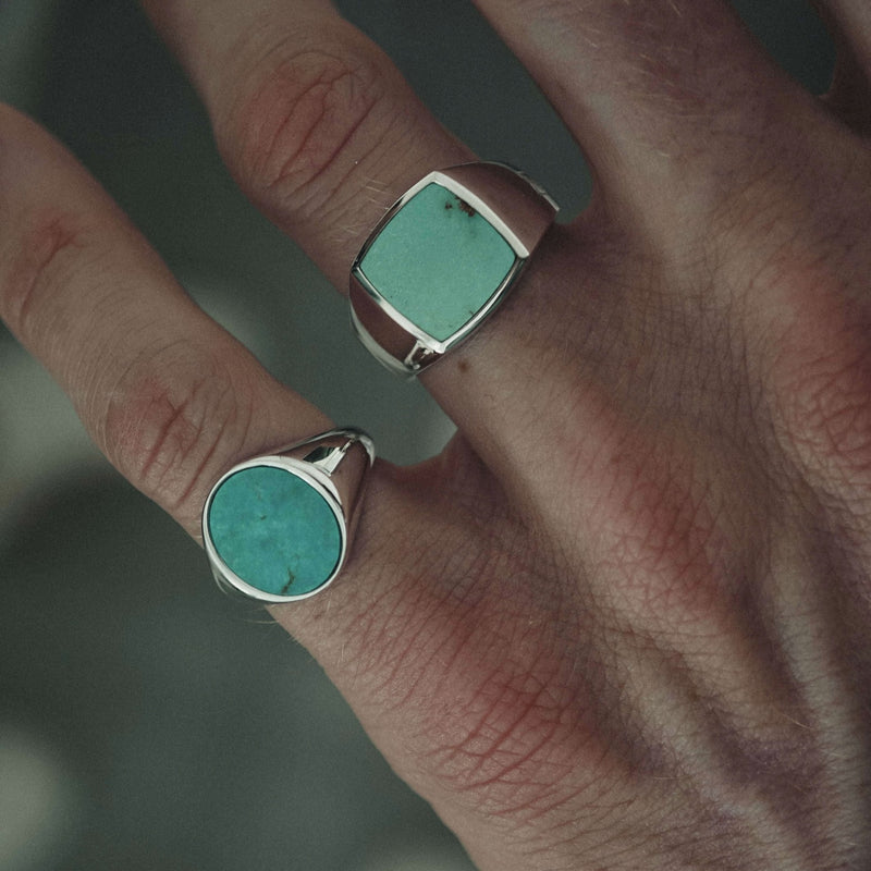 Im getragenen Set wirken die tuerkisfarbenen Steine beider Siegelringe besonders leuchtend waehrend das massive Silber einen ruhigen klaren Kontrast bietet wodurch ein eleganter moderner Stil mit natuerlicher Farbwirkung entsteht Sprezzi Fashion