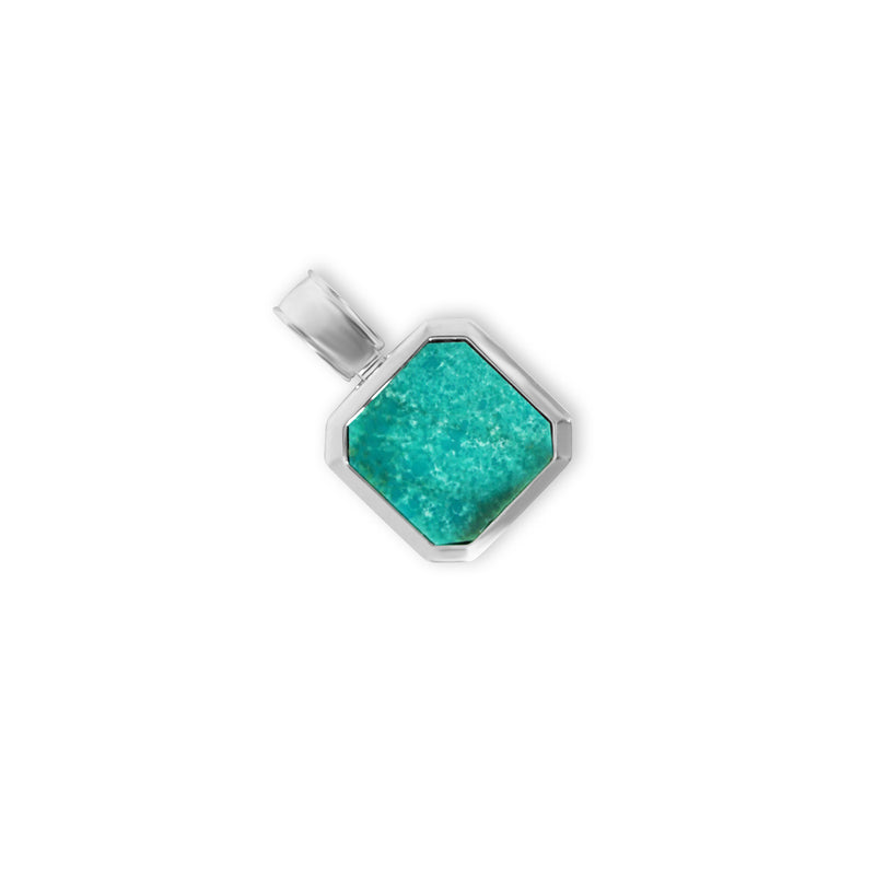 Stilvoller Turquoise Anhaenger aus poliertem 925 Sterling Silber mit lebendigem blauem Naturstein dessen sanfte Maserung harmonische Lichtbewegungen erzeugt wodurch ein modernes hochwertiges Accessoire entsteht das Maennern elegante maskuline Tiefe bietet Sprezzi Fashion