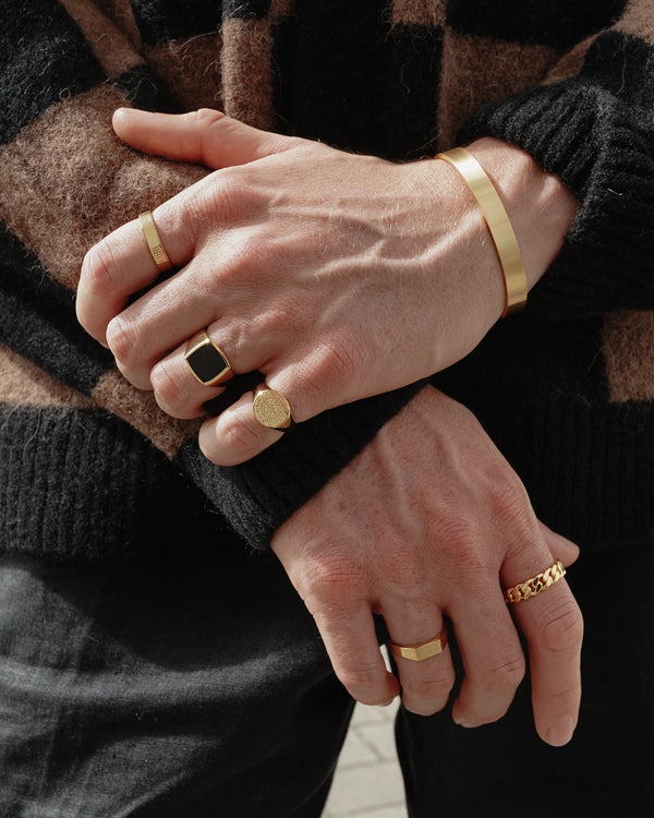 Minimalistischer vergoldeter Herrenring mit polierter Oberflaeche fuer modernen Look Sprezzi Fashion