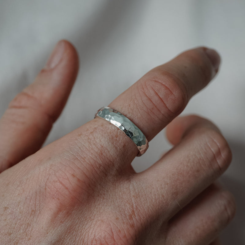 Vintage Hammered Ring in Silber aus 925 Sterling Silber handgefertigt mit einzigartiger Struktur Sprezzi Fashion