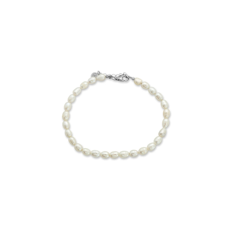 Elegantes Water Pearl Armband mit fein schimmernden Suesswasserperlen in 4mm Groesse deren natuerlicher Glanz eine ruhige moderne Ausstrahlung erzeugt und ein hochwertiges Accessoire entsteht das Maennern stilvolle maskuline Eleganz und dezenten Premiumcharakter bietet Sprezzi Fashion