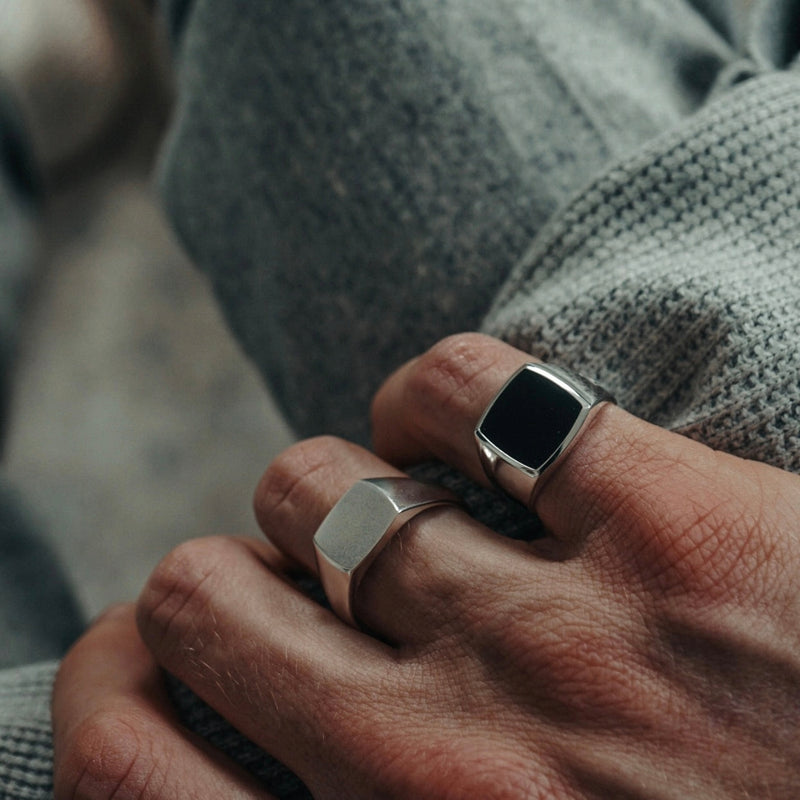 Der matte Silberring und der Siegelring mit schwarzem Onyx Stein werden zusammen am Finger getragen und zeigen einen modernen Kontrast aus matter Struktur und poliertem Edelstein der einen starken maennlichen Stil unterstreicht Sprezzi Fashion