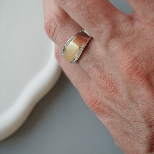 Zweiteiliger Edgy Ring mit silberner und goldener Oberfläche, gefertigt aus 925 Sterling Silber Sprezzi Fashion