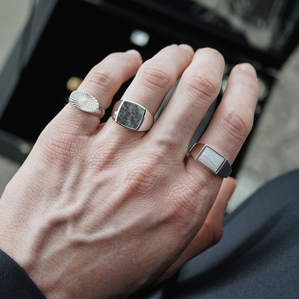 Zweiteiliges Siegelring Set fuer Herren aus massivem 925 Silber mit polierter Oberflaeche und modernem Look Sprezzi Fashion