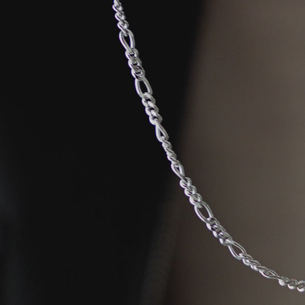 Produktvideo zeigt Figaro Herren Halskette aus 925 Sterling Silber in sanfter Bewegung wodurch Gliederstruktur Glanz und maskuline Präsenz deutlich sichtbar werden Sprezzi Fashion